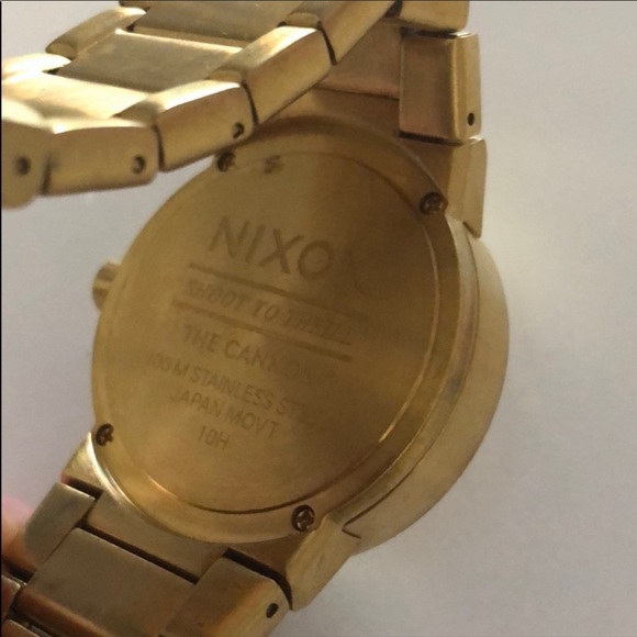 Woman’s big face gold Nixon main image 4